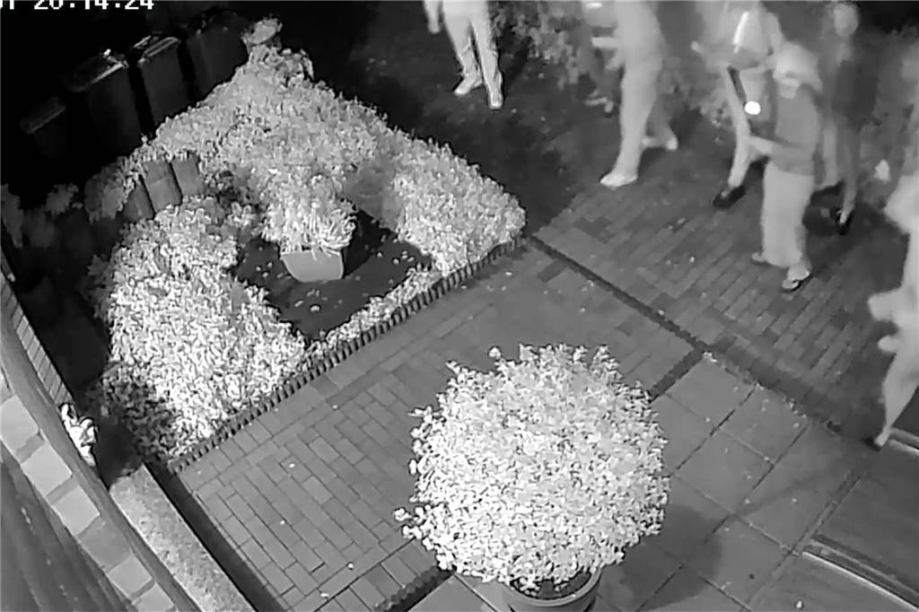 Die Überwachungskamera hat aufgezeichnet, wie Jugendliche mit Eiern gegen die Hauswand von Familie Ortmeier in Dorsten werfen.