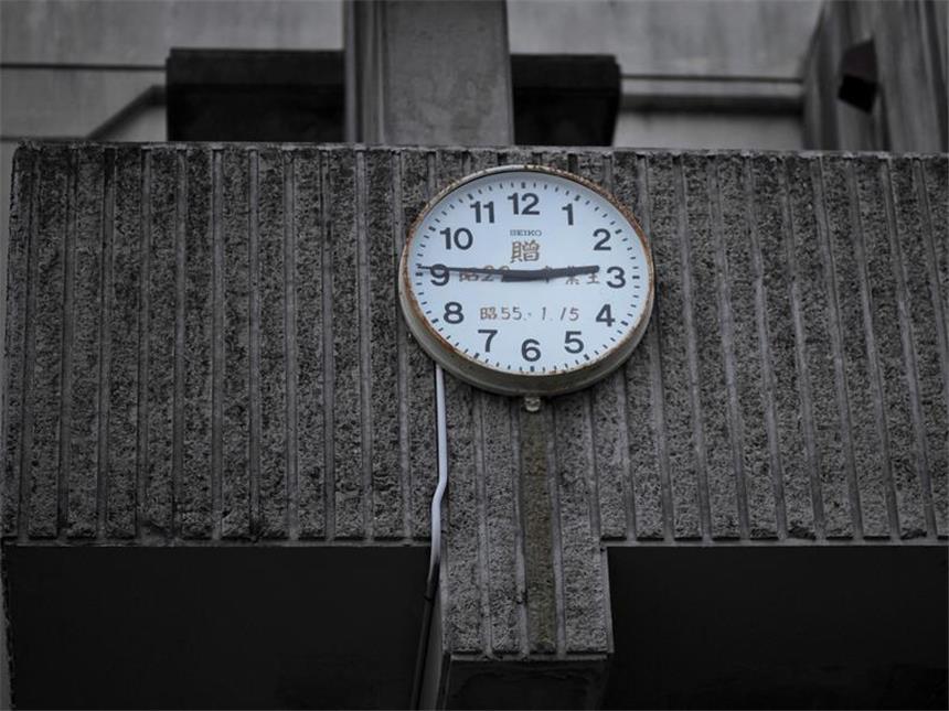 Japan und die Welt gedenken der Tsunami- und Atomtod-Opfer Die Uhr an der Grundschule steht auf 14:46 Uhr - zu diesem Zeitpunkt traf das Erdbeben den Ort Natori. Foto: Frank Robichon