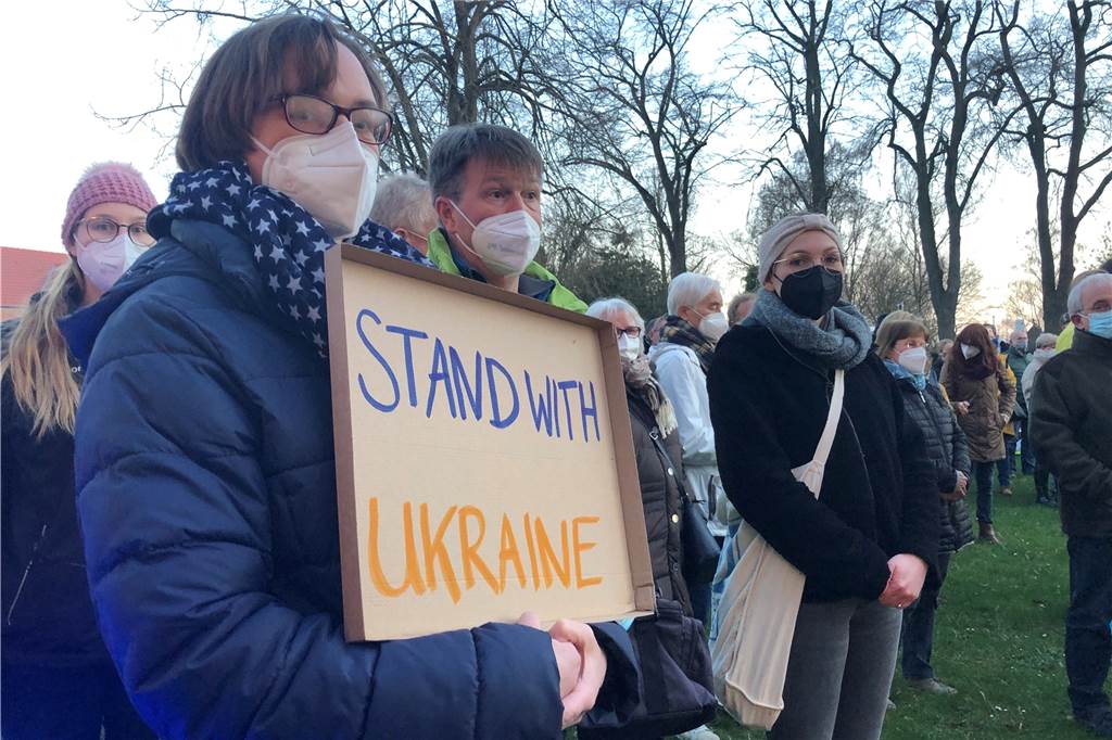 Friedenskundgebung in Selm mit Botschaft an die Ukraine: „Wir denken an Sie“ Die Ukraine ist fast 2000 Kilometer von Bork entfernt. An diesem Abend war sie so nah wie nie.