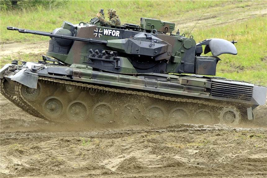 Bundesregierung will Lieferung von „Gepard“-Panzern an die Ukraine ermöglichen Ein Flakpanzer vom Typ Gepard fährt auf dem Truppenübungsplatz in Munster