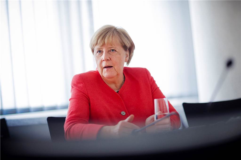 Angela Merkel im Interview: „Jetzt bin ich frei“ Die ehemalige Bundeskanzlerin Angela Merkel sitzt beim Interview vor einem Glas Wasser.