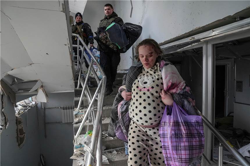 Die ukrainische Bloggerin Mariana Wischegirskaja verlässt eine völlig zerstörte Geburtsklinik in Mariupol, die von russischen Truppen attackiert wurde. Die russische Botschaft in London hatte behauptet, dass es sich um einen Fake handelt und die Frau gar nicht schwanger sei. Wenige Tage nach dem Angriff hat sie eine Tochter zur Welt gebracht.