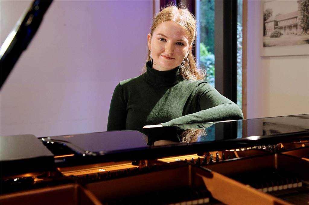 Studium zwischen Luftalarmen: Ukrainische Pianistin (19) spielt in Dorsten Die ukrainische Pianistin Oleksandra Makarova spielt am 27.10. im Jüdischen Museum.