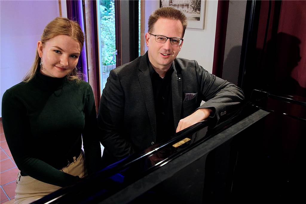 Studium zwischen Luftalarmen: Ukrainische Pianistin (19) spielt in Dorsten Die ukrainische Pianistin Oleksandra Makarova und Volker Zwetzschke spielen zu Beginn des Konzerts vierhändig an einem Flügel.