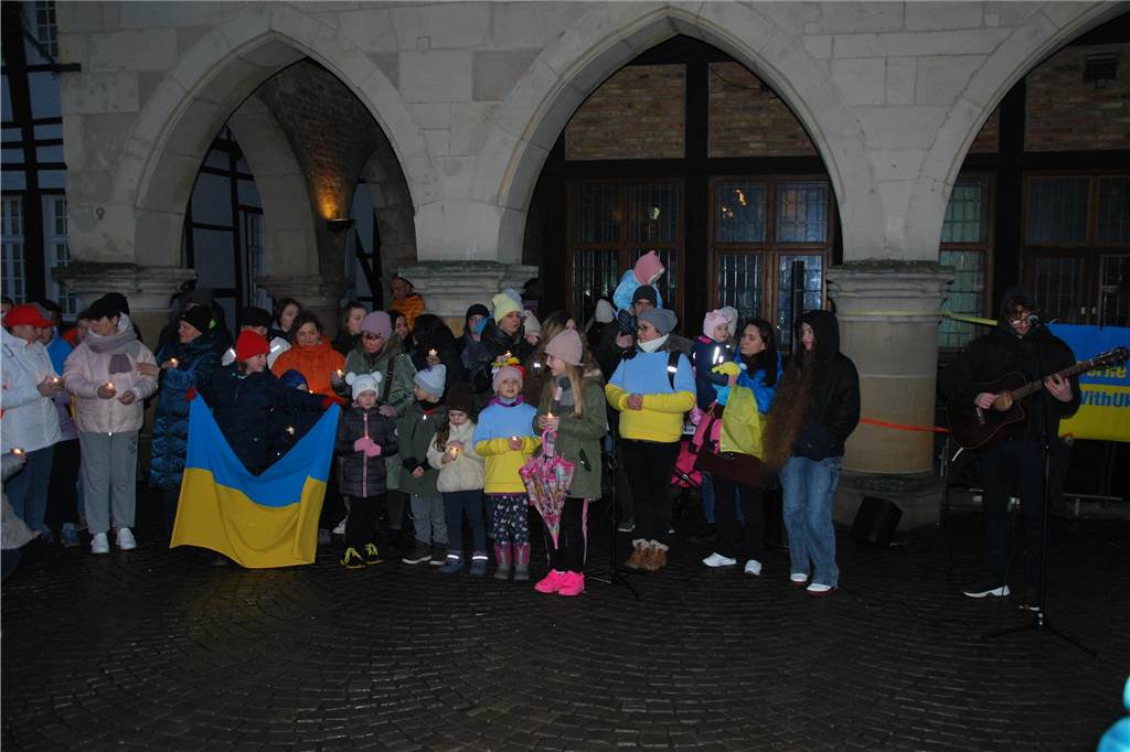 Mahnwache in Werne zum Ukraine-Krieg: „Wollen uns an solche Bilder nicht gewöhnen“ Die ukrainischen Farben blau und gelb waren präsent bei der Mahnwache.