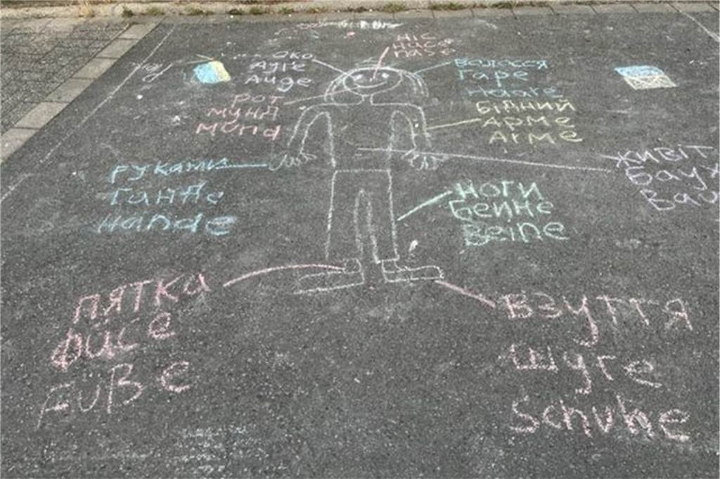 Jonathan (11): „Ukrainische Nachbarskinder konnten monatelang nicht zur Schule!“ Die ukrainischen Kinder aus der Messingstraße spielen viel mit den deutschen Nachbarskindern zusammen. Die Kommunikation klappt prima. Nur mit dem Schulbesuch klappt nicht alles auf Anhieb.