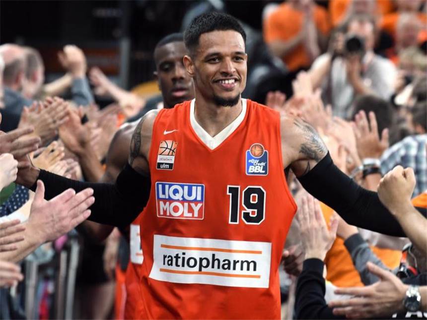 Ulmer Kraftakt für die Geschichtsbücher Die Ulmer Chris Babb (r) und Raymar Morgan feiern mit den Fans nach dem Sieg über ALBA Berlin. Foto: Stefan Puchner