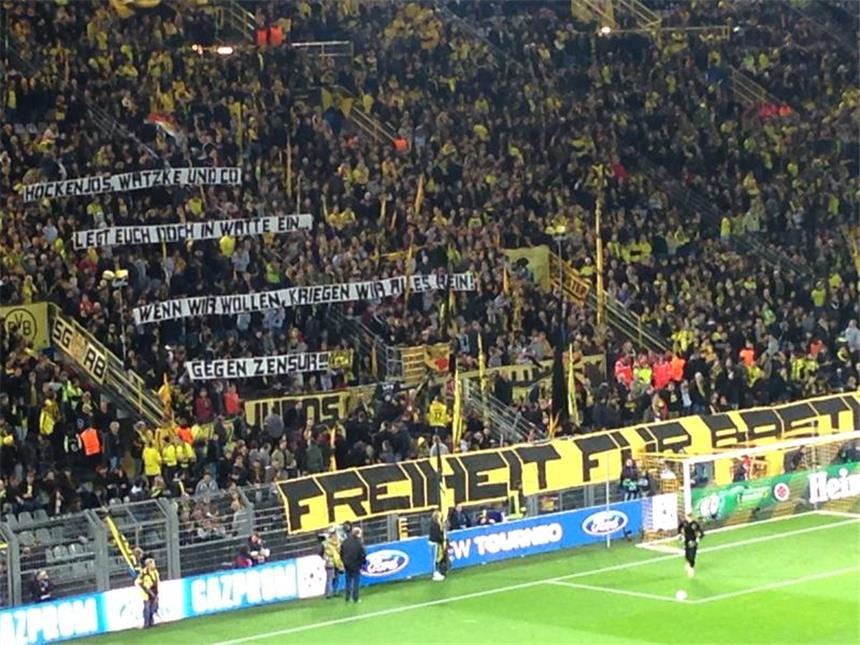 Heimspiel gegen Zenit: BVB-Ultras verhöhnen Watzke und Hockenjos Die Ultra-Gruppierung "Jubos" entrollten bei der Partie gegen Zenit dieses Spruchband.