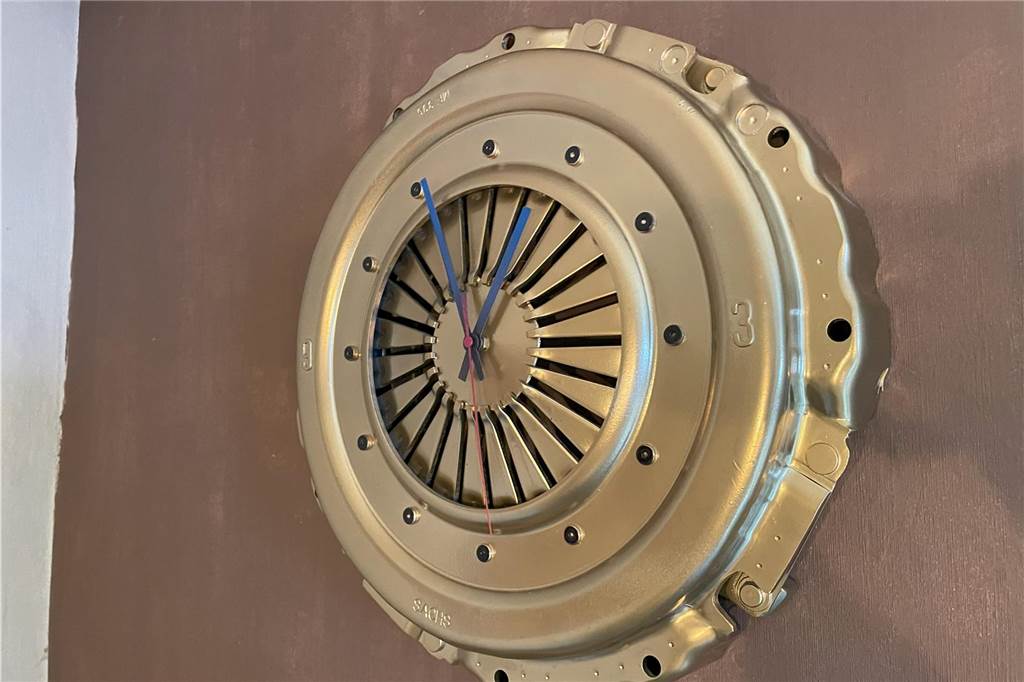 Die umfunktionierte Kupplungsdruckplatte als Wanduhr im Wohnzimmer von Erwin Feldkamp erinnert ihn an seine Zeit als Berufskraftfahrer.