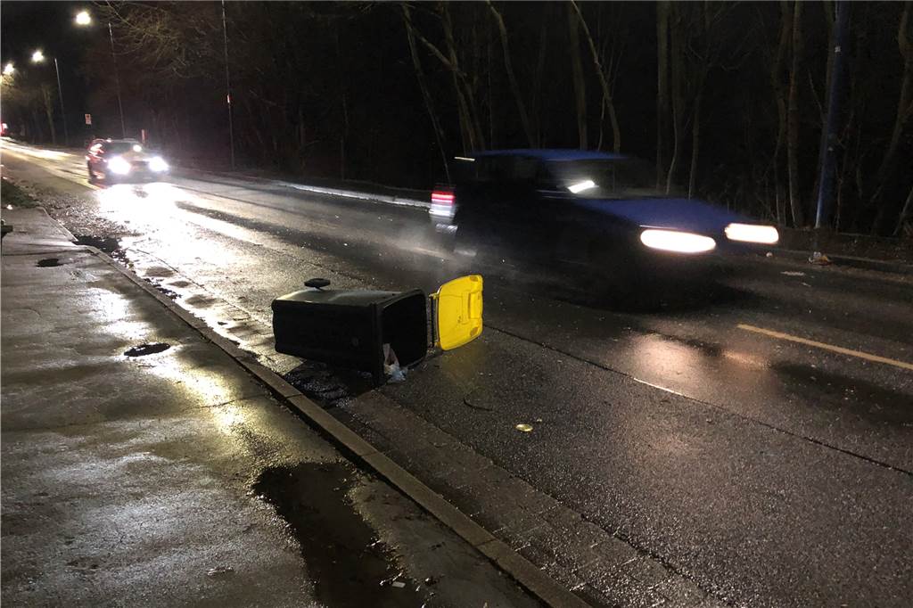 Sturm in Schwerte: Mehrere Einsätze für die Feuerwehr – So wird das Wetter am Samstag Die umgekippte Mülltonne auf der Letmather Straße mussten die Autofahrer am Donnerstagmorgen umfahren, bis die Fotografin sie vorsichtshalber auf den Bürgersteig räumte.