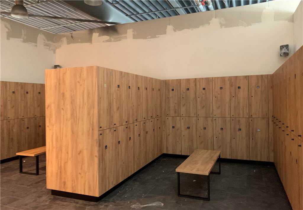 Eröffnung im Mai: Clever fit ist einzigartiges Fitness-Studio Zu sehen sind die Umkleideräume im neuen Fitness-Studio Clever fit über dem Edeka Gronemann in Castrop-Rauxel.