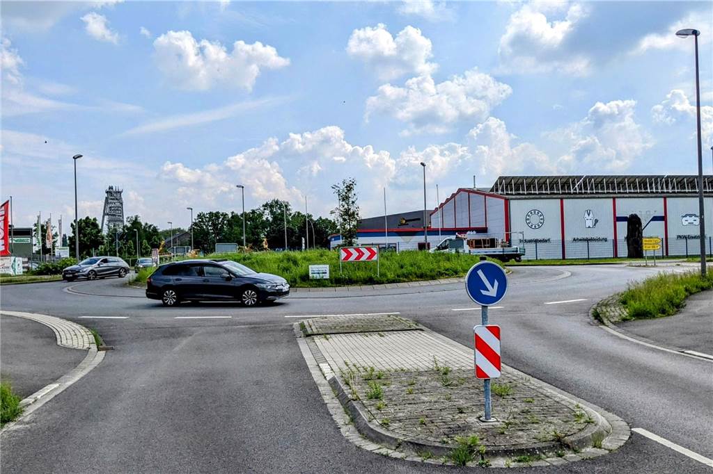 „An der Wienbecke“: Wochenlang in einer Richtung gesperrt Die Umleitung läuft über den Kreisverkehr in Richtung Zechengelände.