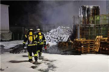 Die Umstände, unter denen das Großfeuer an der Industriestraße in Bergkamen ausbrach, weisen auf Brandstiftung hin. 