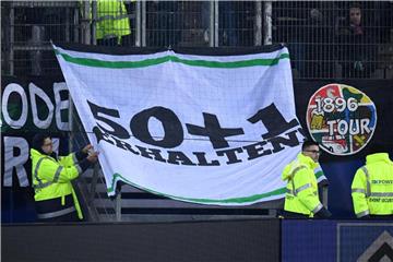 Die umstrittene 50+1-Regel sorgt bei Fans und Beteiligten gleichsam für Diskussion. Foto: Daniel Reinhardt