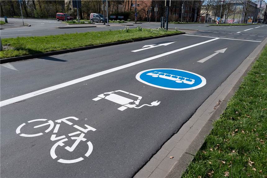 Neue Umweltspur an der Brackeler Straße wird als Überholspur genutzt Die Umweltspur auf der Brackeler Straße in Dortmund wurde zur Verbesserung der Luftqualität angelegt.