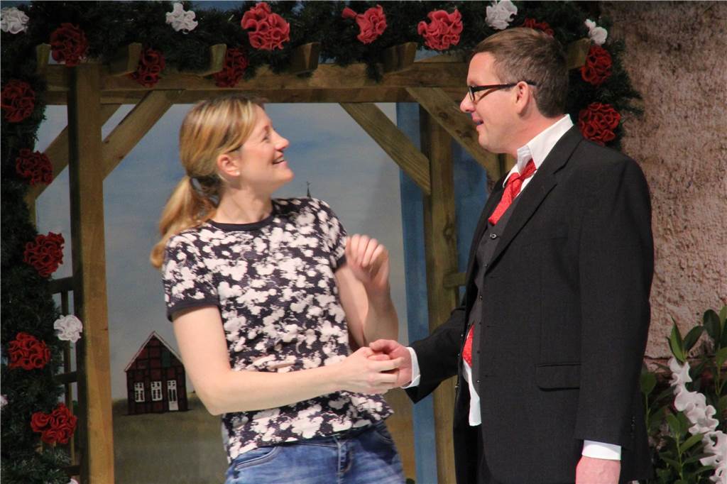 Laienspielschar zeigt neues Stück: Der Besuch der reichen Tante Die umworbene Annalena (Beate Feldkämper) und Jens im Gespräch.