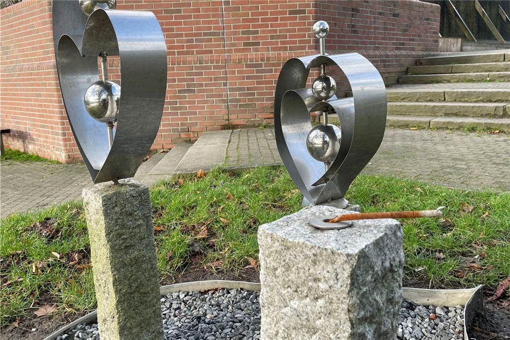 Vandalismus am Stadtpark: Unbekannte zerstören Herzsport-Skulptur Die Unbekannten müssen das Edelstahl-Herz mit brachialer Gewalt abgerissen haben.