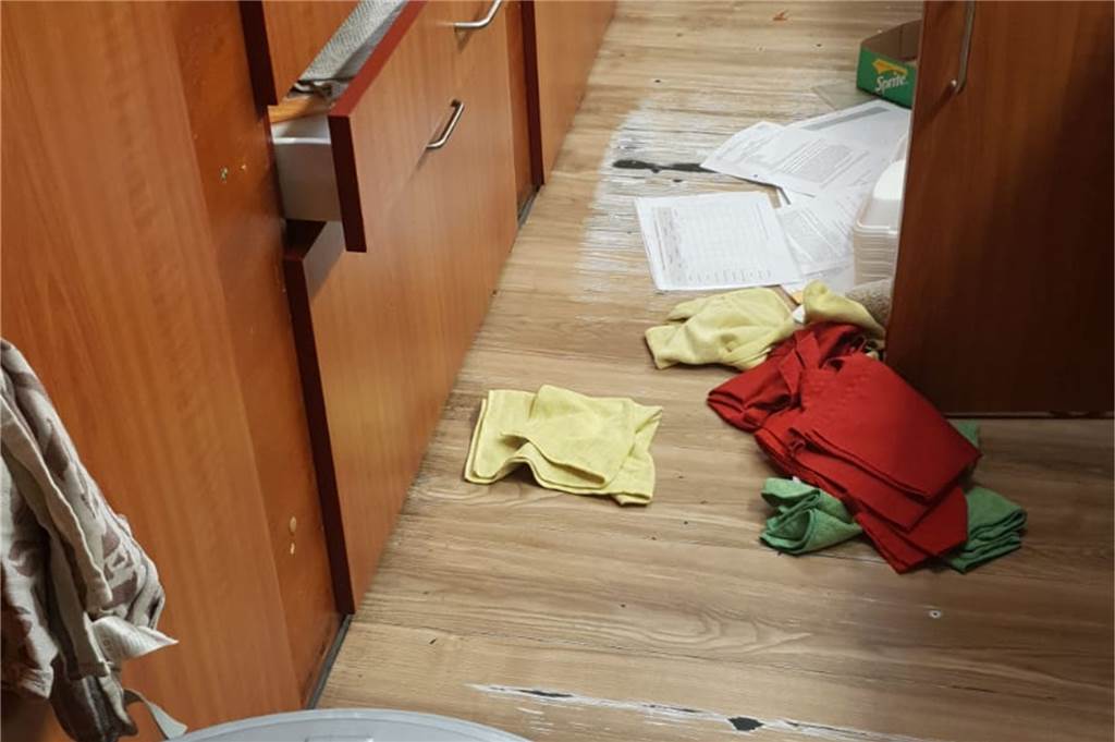 Schon wieder Einbruch in Hettis Grillhütte: Täter nehmen nicht nur volle Getränkekisten mit Die unbekannten Täter durchwühlten den Imbiss von Ralf Närdemann. Er lässt nie Bargeld im Imbiss, wie der 57-Jährige erzählt.