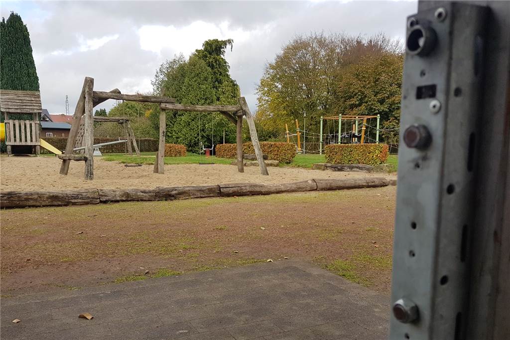 Unbekannte verwüsten Spielplatz im Stiegenpark - Zerstörungen und Glasscherben im Sand Die unbekannten Täter traten den Mülleimer aus der Halterung (rechts im Bild) heraus.