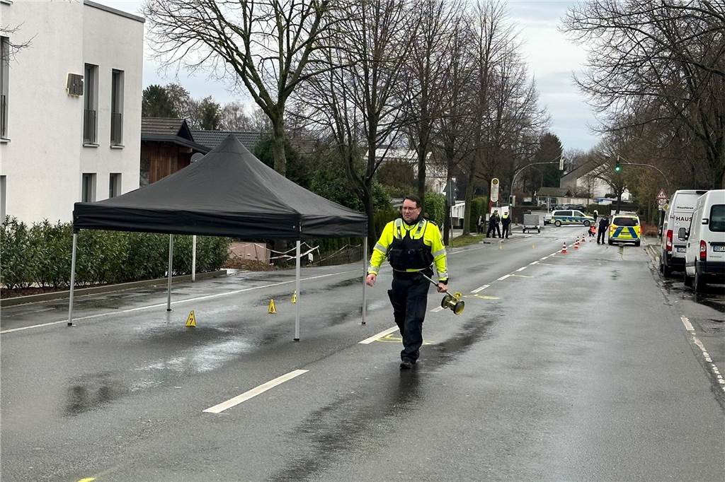 Kind (7) nach Unfall in Dortmund in Lebensgefahr: Straße ist wieder frei Einsatzkräfte der Polizei an der Unfallstelle in Dortmund