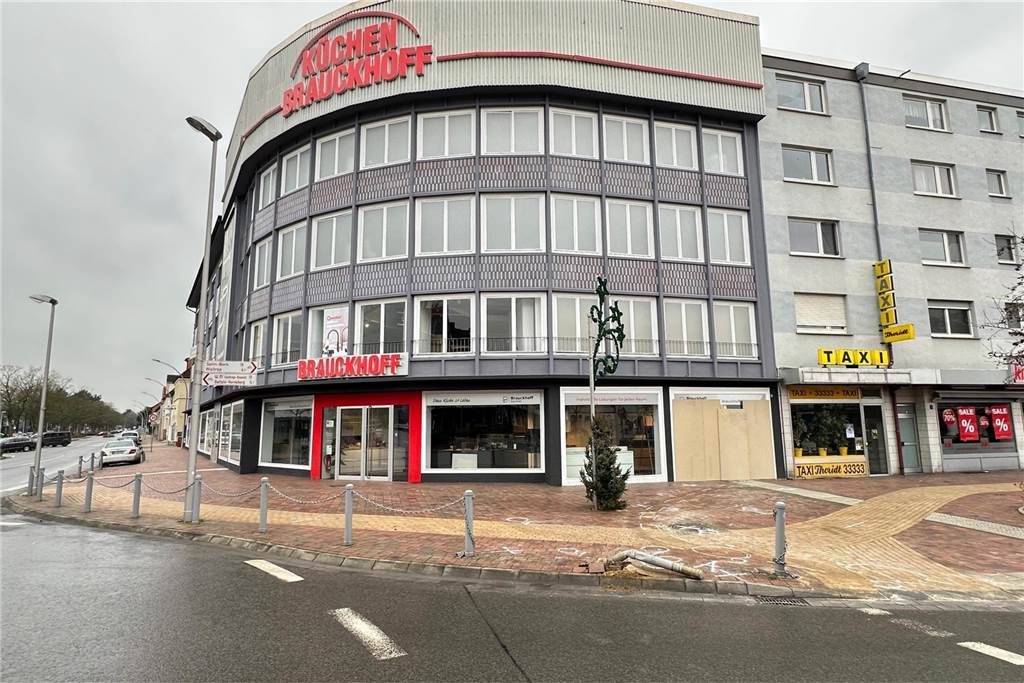 Mit Drogen und Alkohol am Steuer: Dattelner schleudert aus Kreisel und landet im Küchenstudio Demolierter Poller und zerstörtes Schaufenster in Datteln.
