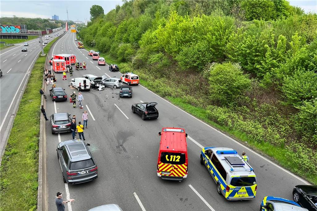 Nach Massen-Crash auf der A40 vor BVB-Spiel: Es gibt erste Informationen zur Unfallursache Die Unfallstelle an der A40