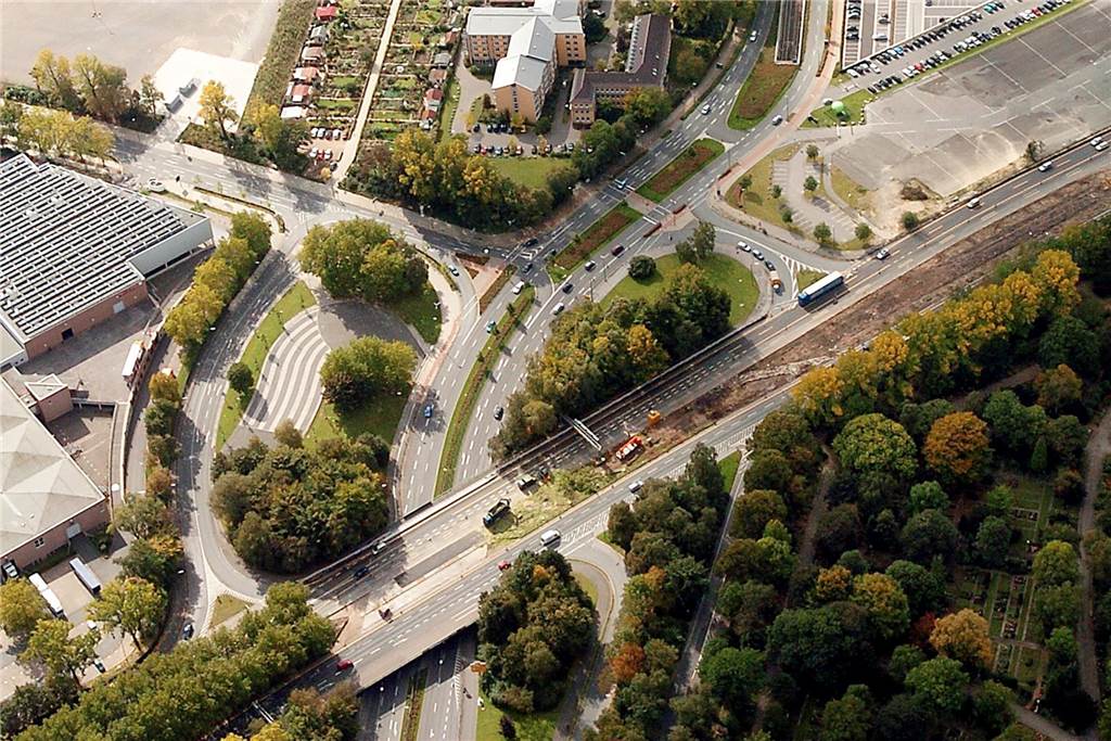 Radfahrerin (61) bei Unfall an der B1 in Dortmund schwer verletzt Die Unfallstelle aus der Luft gesehen