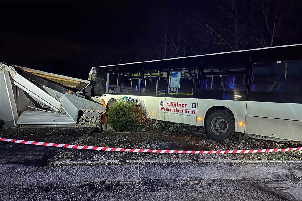 Busunfall in Gummersbach: Fahrzeug rammt Garage - die stürzt daraufhin ein Die Unfallstelle ist mit Flatterband abgesperrt.