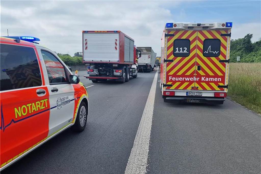 Tragödie auf der A1: LKW-Fahrer getötet, Autofahrerin hat Schutzengel Die Unfallstelle liegt auf der A1 rund 100 Meter vor der Einfädelung der Spuren, die von der A2 kommen.