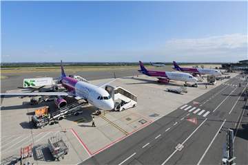 Die ungarische Fluggesellschaft Wizz ist der dominierende Anbieter am Flughafen Dortmund, der dadurch in eine entsprechende Abhängigkeit von den Wünschen und Entscheidungen seines Hauptkunden geraten ist. Vor allem für Wizz will der Airport die Landebahn um 300 Meter verlängern.