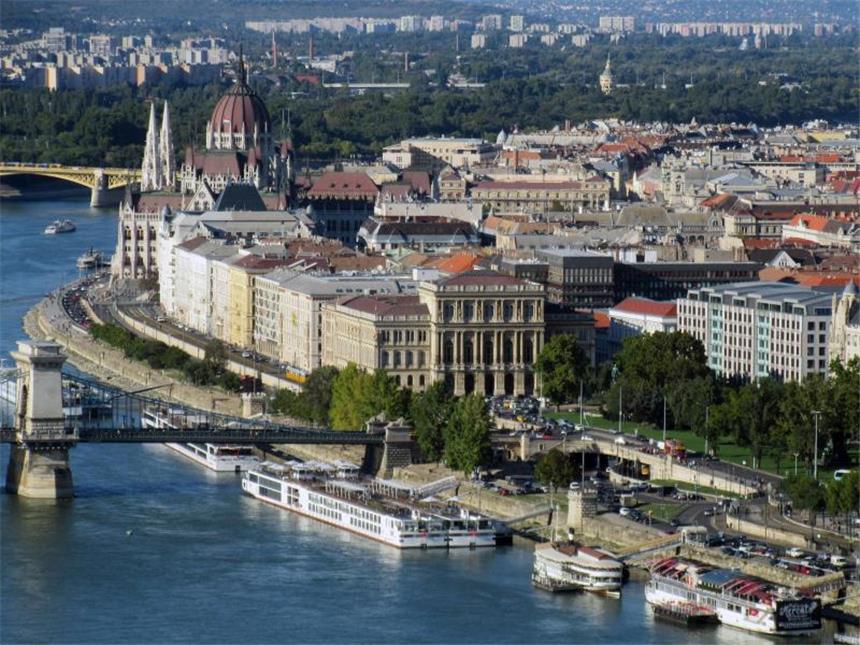 Eine Flusskreuzfahrt auf der Donau Die ungarische Haupstadt Budapest liegt direkt an der Donau. Die malerische Altstadt lädt bei einem Landgang zum Flanieren ein. Foto: Bernd Kubisch/dpa