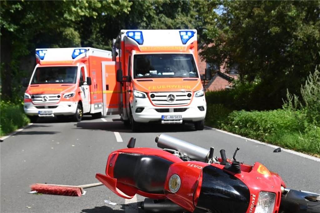 Dorstener Familienvater stirbt nach schwerem Motorradunfall in Haltern Die Unglücksmaschine, eine italienische Ducati, und die Unfallstelle wurden durch die Rettungswagen abgeschirmt.