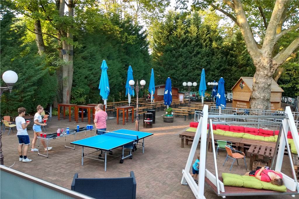 Über 400 Sorten Bier: Dieser Biergarten ist ein Tipp für echte Bier-Fans – aber nicht nur Die untere Terrasse ist mit Bierbänken ausgestattet.