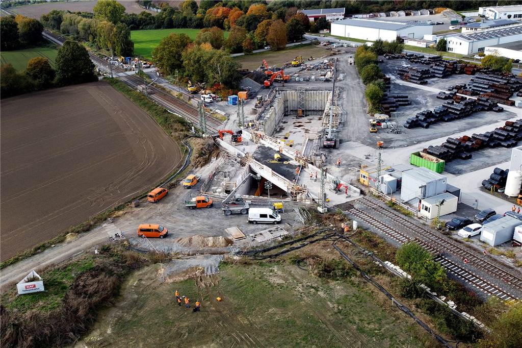 Spannender Countdown an der Bahnstrecke: Jetzt geht es gegen die Uhr Die Unterführung für die Südkamener Spange reißt ein Loch in die Landschaft. Sie wird auf dem Bild eingerahmt von der Südkamener Straße (oben) und der Westicker Straße (rechts) Rechts im Bild ist das Firmengeländer von Gülde zu sehen.