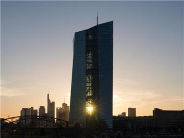 Die untergehende Sonne scheint durch die Zentrale der Europäischen Zentralbank (EZB) in Frankfurt am Main. Foto: Arne Dedert