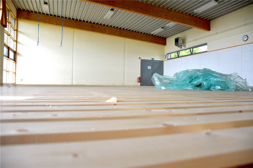 TuS Wüllen weiß nicht, wann er die Gymnastikhalle wieder nutzen kann Die Unterkonstruktion für den neuen Fußboden ist schon montiert. Noch wartet der TuS aber auf die Lieferung des neuen Parketts. Einen Termin dafür mag Dieter Gewers am Montag noch nicht nennen. Weil alle Sportler untergebracht seien, gebe es im Moment aber auch keinen großen Druck.