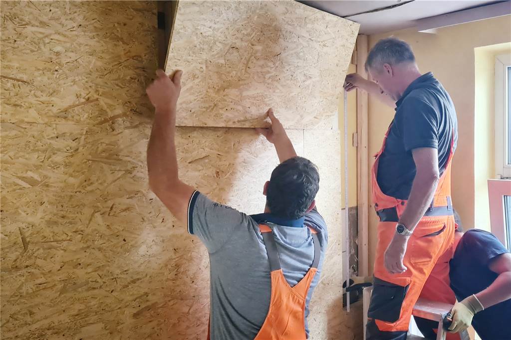Flüchtlingsunterkünfte: Bauhof-Mitarbeiter haben besonderen Ansporn Die Unterkünfte so wohnlich wie möglich zu gestalten, ist der Ansporn der Bauhof-Mitarbeiter.