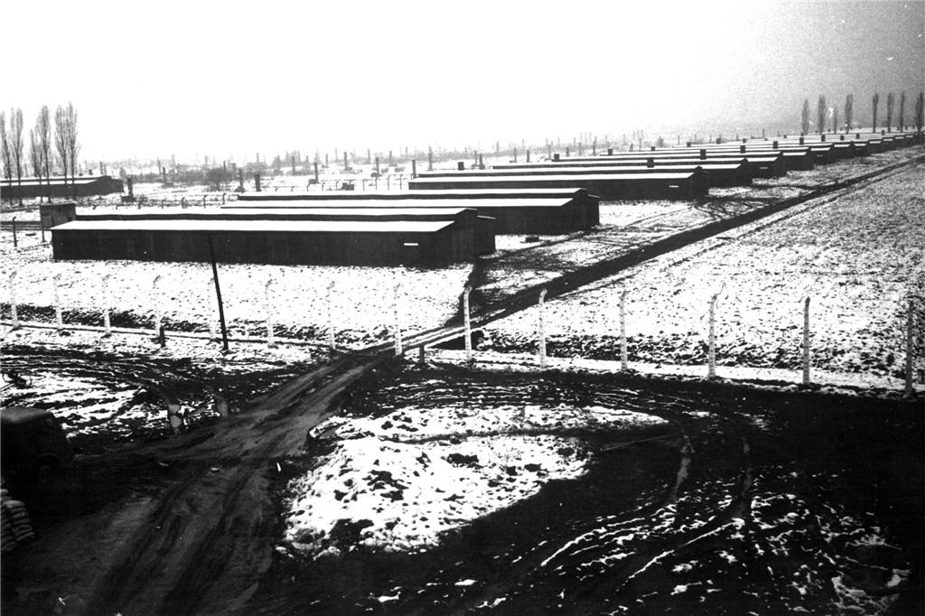 Die Unterkunftsbaracken im Lager Auschwitz Birkenau (Archivbild). Elektronische Datenverarbeitung wird es Historikern bald ermöglichen, die Geschichte des Konzentrationslagers Auschwitz aus der Sicht der Opfer zu schreiben. Computer sollen die endlosen Namens- und Nummernlisten der Zugangsverzeichnisse, Sterbebücher und anderer Quellen abgleichen und so Zehntausende von Einzelschicksalen herausfiltern.