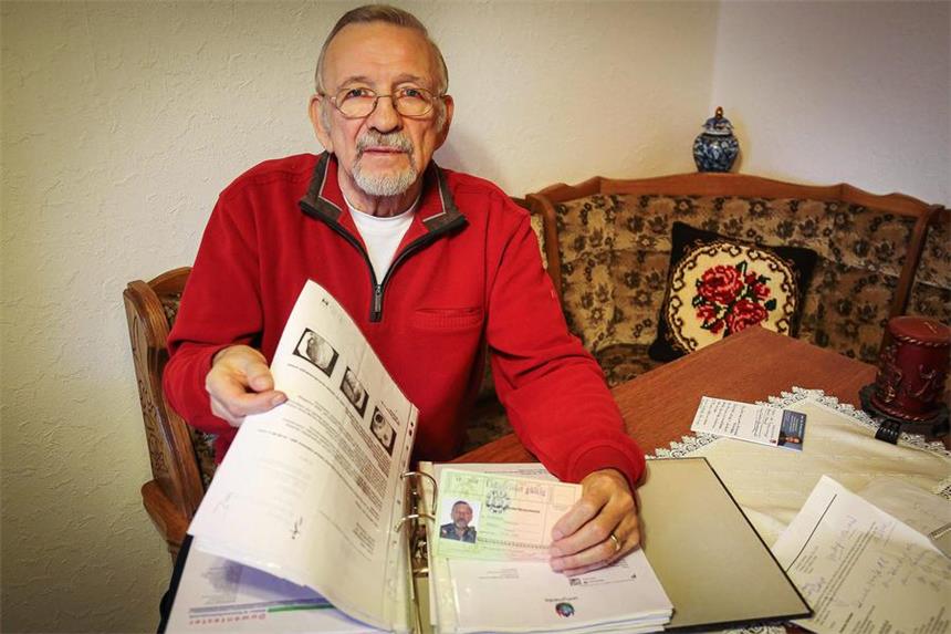 Ein Körner kämpft für die Sterbehilfe Die Unterlagen von Helmut Feldmann, darunter Vollmachten, Verfügungen und Fragebögen des Sterbehilfe-Vereins, füllen einen dicken Aktenordner.