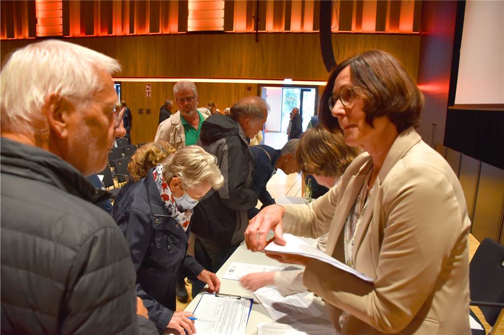 1000 Unterschriften für Hans-Georg Althoff, CDU sieht Atmosphäre zerstört Die Unterschriftensammlung für das Bürgerbegehren läuft seit wenigen Tagen. Laut der Initiatoren seien schon über 1000 Unterschriften zusammengekommen.