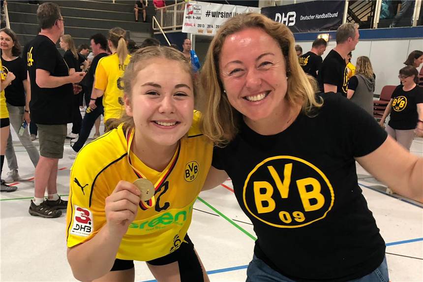 Lotte Iker ist der Youngster unter Deutschen A-Junioren-Meistern Die Unterstützung der Fans, darunter Mutter Anne (r.), hat dem gesamten Team der Borussia mit Lotte Iker in Flensburg geholfen.
