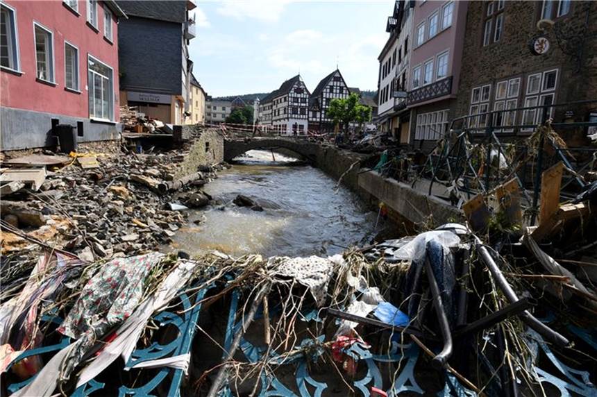DWD: Flutkatastrophe in NRW war „Jahrhundertereignis“ - aber keine Entwarnung Die Unwetterkatastrophe, die unter anderem in NRW für Verwüstung und Chaos gesorgt hat, war aus der Sicht von Klimaforschern ein extremes Ereignis.