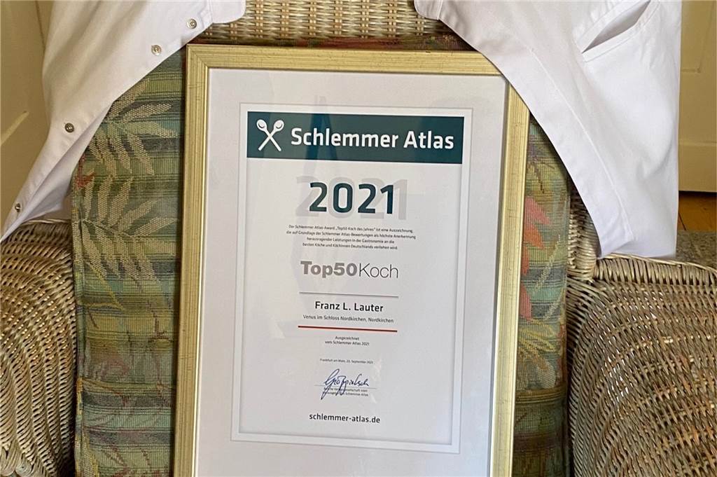 50 beste Köche: Franz Lauter feiert mit Kochelite seine Auszeichnung Die Urkunde des Schlemmeratlas mit der Kochjacke und dem Strohhut von Franz Lauter, der die Auszeichnung zum dritten Mal hintereinander gewonnen hat.