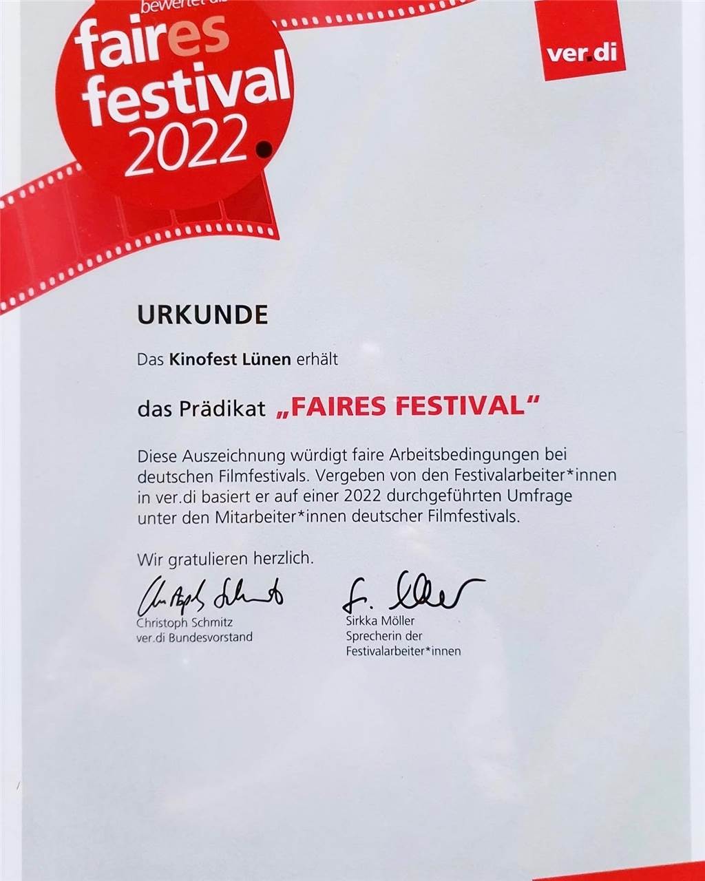 Auszeichnung fürs Kinofest Lünen: Team freut sich über Prädikat Die Urkunde für das Kinofest Lünen, das nun das Prädikat "Faires Festival" erhielt.