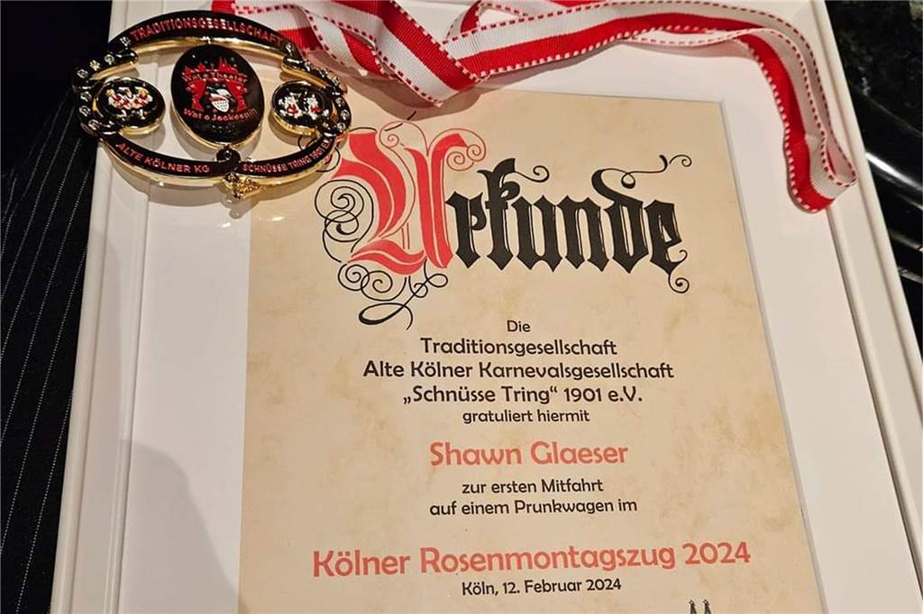 Närrischer Schiedsrichter beim Kölner Rosenmontagsumzug: „Ausgezeichnete“ Minister-Satire Die Urkunde und der Orden bekommen bei Glaeser einen Ehrenplatz.
