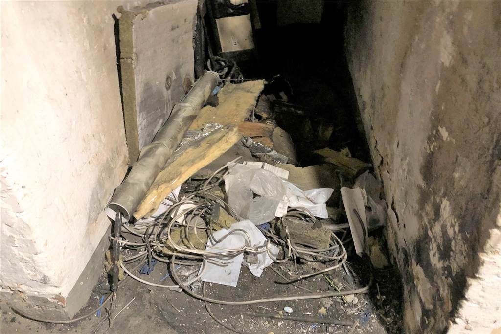 Nach Kellerbrand müssen Vonovia-Mieter ihre Wäsche seit Wochen in der Badewanne waschen Die Ursache allen Übels: Dieser Sperrmüll brannte – vermutlich handelt es sich um Brandstiftung.