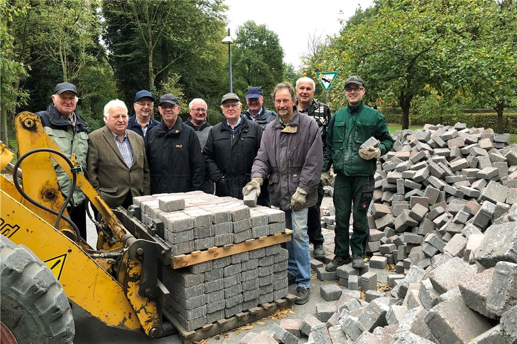So bekam Sythen sein Schloss zurück und erhielt eine Kulisse für Traumhochzeiten dazu Die ursprüngliche „Rentnerband“ mit Engelbert Hurtner (v.l.), Wilhelm Haverkamp, Alfred Stock, Heinz Höhnerhaus und Alfons Gödde (6.v.l.) wird mittlerweile durch jüngere Freiwillige verstärkt. Neuestes Projekt ist die Pflasterung der Zuwegung.