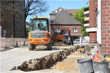 Die Ursulastraße im Bereich der Fußgängerzone ist gesperrt, denn hier tun die schweren Baumaschinen ihr Werk.