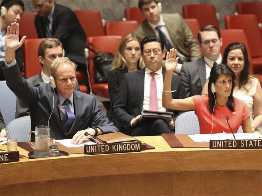 USA und China rücken im Atomkonflikt mit Nordkorea zusammen Die US-Botschafterin bei den Vereinten Nationen, Nikki Haley, und ihr britischer Kollege Matthew Rycroft (l) stimmen in New York für die schärfere Sanktionen gegen Nordkorea. Foto: Mary Altaffer