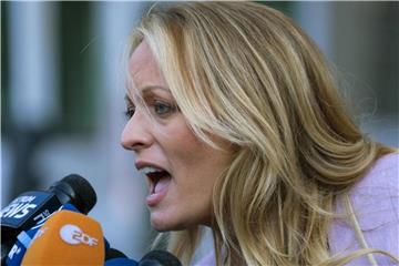 Die US-Pornodarstellerin Stormy Daniels (Stephanie Clifford) spricht nach dem Verlassen des Bundesgerichts mit Medienvertretern. Foto: Craig Ruttle/AP